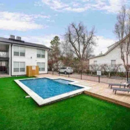 דאלאס City Outside & Tranquility Inside מראה חיצוני תמונה