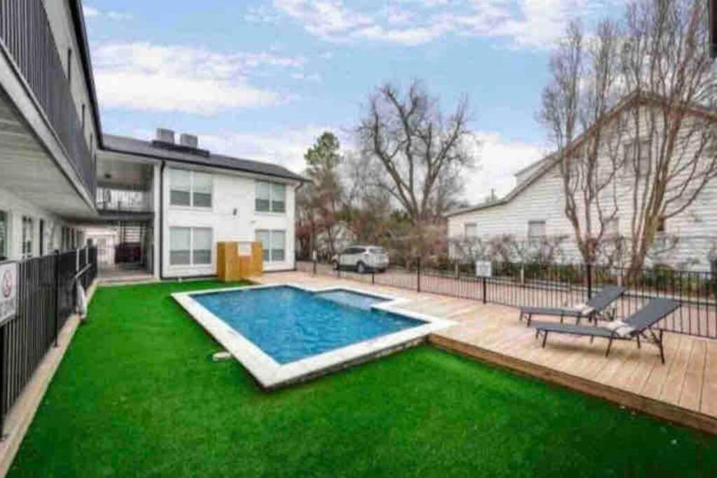 דאלאס City Outside & Tranquility Inside מראה חיצוני תמונה